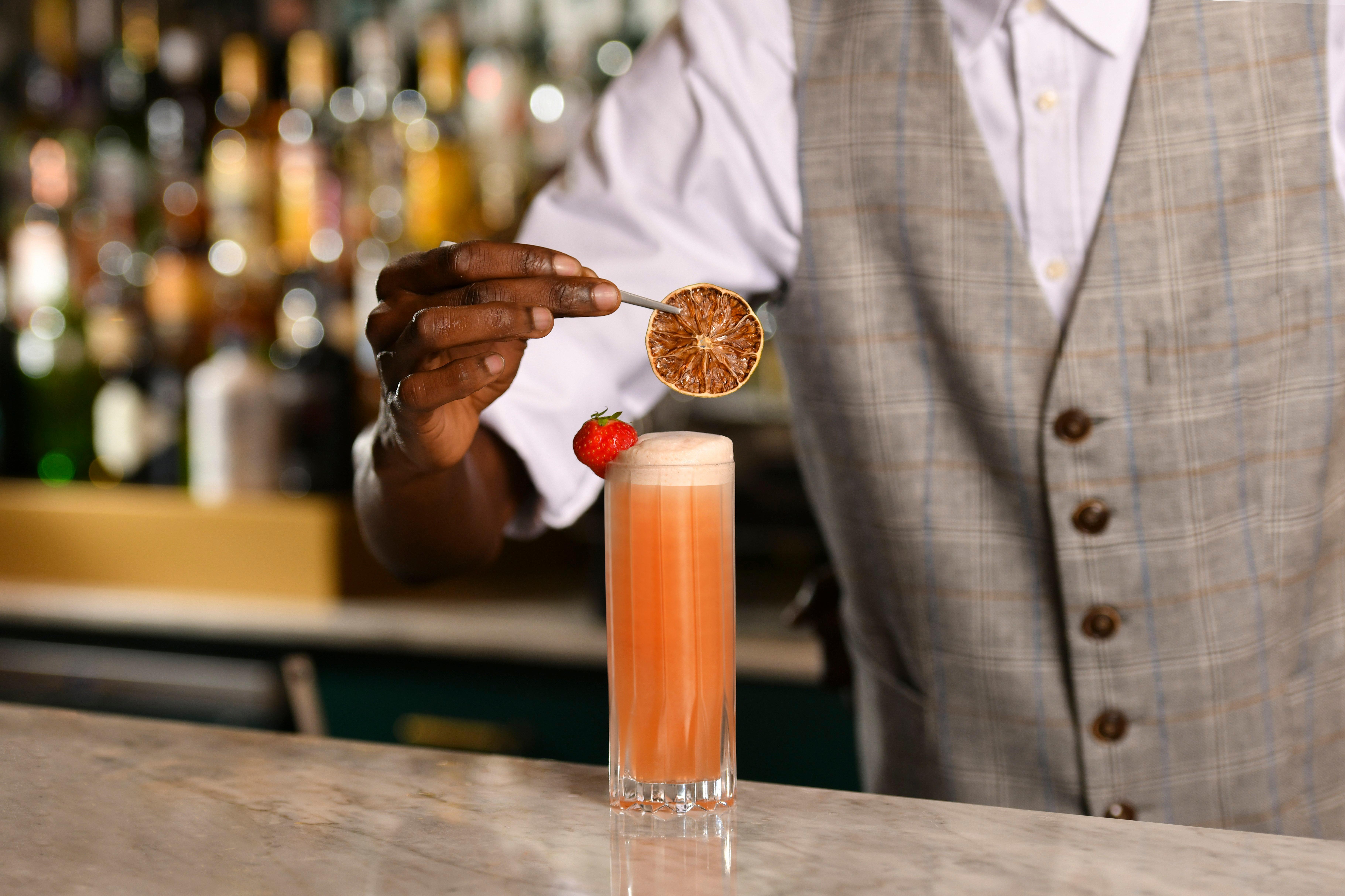 คิมป์ตัน บิบีโดรา โฮเต็ล Hotel บาร์เซโลนา ภายนอก รูปภาพ A bartender adding a garnish to a cocktail
